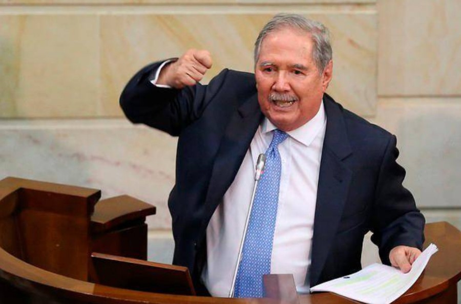 El Ministro de Defensa Guillermo Botero renunció tras la denuncia del senador Roy Barreras, quien en el la plenaria del Senado denunció que el titular de la cartera de defensa omitió decirle al país que en un bombardeo de las fuerzas militares contra disidentes de las Farc, cayeron víctimas de las ráfagas de balas 8 menores de edad.