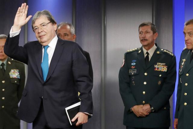 El Covid 19 le dio una estocada a la vida del ministro de Defensa Carlos Holmes Trujillo García, quien demostró a lo largo de su carrera política que el ejercicio de la democracia es el mejor camino para alcanzar la paz, bajo los parámetro del cumplimiento de la ley, pero que un virus invisible se le atravesó en el camino cuando se encontraba ávido de culminar su labor ministerial para iniciar el camino a la jefatura de Estado.
