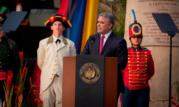Durante el acto solemne realizado en el Puente de Boyacá, con motivo de la conmemoración del Bicentenario de la Independencia, el Presidente de Colombia, Iván Duque Márquez, recordó el ejemplo de los generales Simón Bolívar y Francisco de Paula Santander, quienes, a pesar de sus marcadas diferencias, se unieron por la causa de la libertad y el bienestar de cinco naciones.