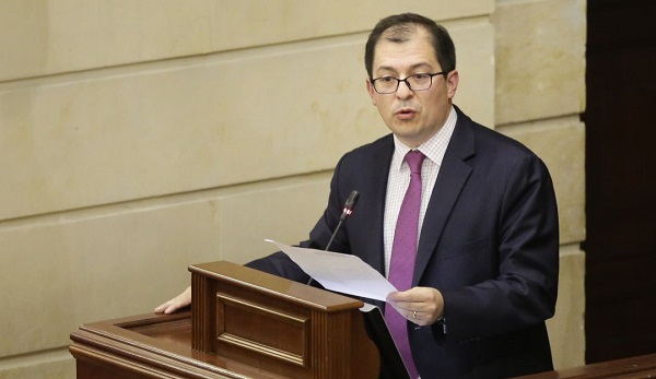 Después de haber sido elegido por la Corte Suprema de Justicia como nuevo Fiscal General de la Nación, Francisco Barbosa, fue contundente en afirmar que enfrentará a los criminales que persisten en los homicidios, en la corrupción, en el hurto, entre otros delitos, al señalar que tiene la camiseta puesta para dirigir la Fiscalía “porque mi objetivo no es llegar a generar problemas, sino mirar hacia adelante porque este país requiere la unión y no la polarización”.
