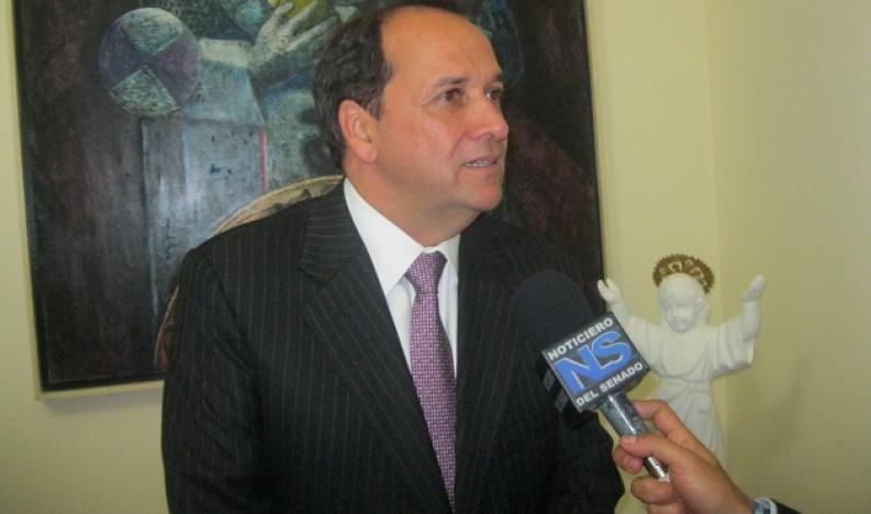 Así lo expresó el Presidente de la Comisión II del Senado, Jaime Enrique Durán Barrera, quien señaló que el jefe de estado colombiano no solo debe dar cuenta al pueblo colombiano sobre el tema de la lucha antidrogas, sino que debe asumir “un Frente Común para establecer qué factores han hecho recrudecer el tráfico de estupefacientes, porque como está actuando el mandatario de los colombianos en esa materia, compromete la posición estratégica de Colombia en la region”.