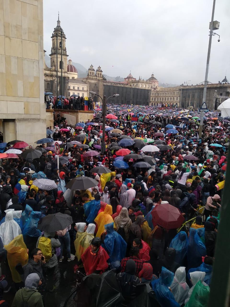 Las protestas con marchas en todas las regiones de Colombia desde tempranas horas del 21 de noviembre y que se cerraron en la noche con el eco de un cacerolazo, sellaron el rechazo de una inmensa mayoría de colombianos a las políticas que viene llevando a cabo el Gobierno del Presidente Iván Duque.