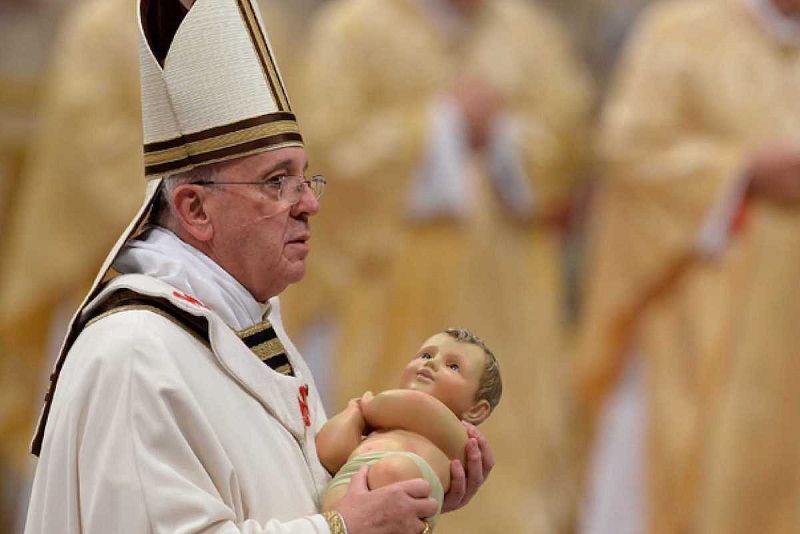 En el mensaje de navidad en la misa del 25 de diciembre, que conmemora el nacimiento de Jesús, su santidad Francisco le pidió a los mandatarios de todas las naciones del mundo, que la vacuna del coronavirus deben estar disponibles para todos y fue enfático en destacar que todos deben cooperar en la carrera para salir de la pandemia del Covid 19.