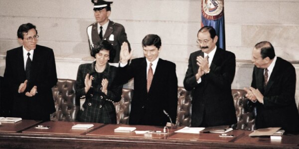 En plena celebración de los 29 años de la constitución de 1991, un hecho de extrema gravedad para la democracia revisten las actuaciones del gobierno nacional  con sus decretos por la pandemia causada por el Covid-19 y que reflejan una postura altamente antidemocrática y violatoria de nuestra carta fundamental en plena efemérides.