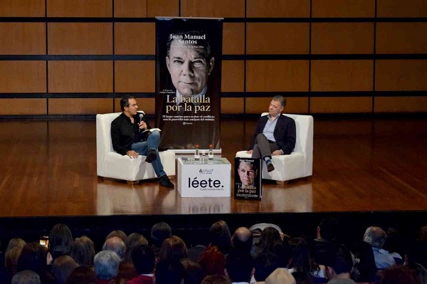 El expresidente y Nobel de Paz, Juan Manuel Santos, visitó la Ciudad Bonita, Bucaramanga, y en un conversatorio, en el marco de la Feria Ulibro 2019, habló de su libro “La batalla por la paz” donde destacó y fue enfático en señalar que “es más difícil hacer la paz que la guerra” y puntializó: “Yo estuve en ambos lados”.