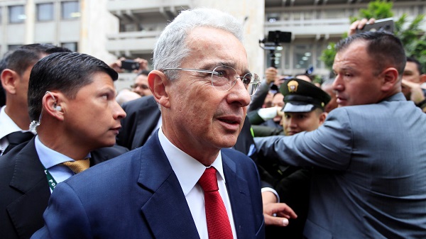El senador y expresidente de la República de Colombia, Álvaro Uribe Vélez, después de 8 horas de haber rendido indagatoria ante la Corte Suprema de Justicia, quedó formalmente vinculado por los supuestos delitos de fraude procesal y soborno en concurso homogéneo y sucesivo.