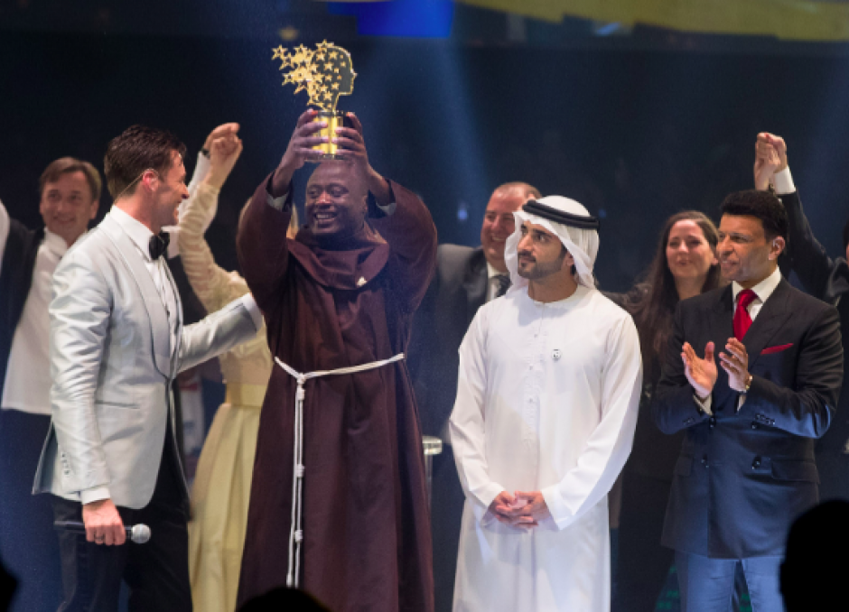 Tabichi, quien es profesor de Matemáticas y Física, recibió un millón de dólares por esa designación y donde lo presentó el famoso actor australiano Huhg Jackam en la ceremonia de la gala de los premios, a los que acudió el príncipe heredero de Dubai, el jeque Hamdan bin Mohamed Al Maktoum. 