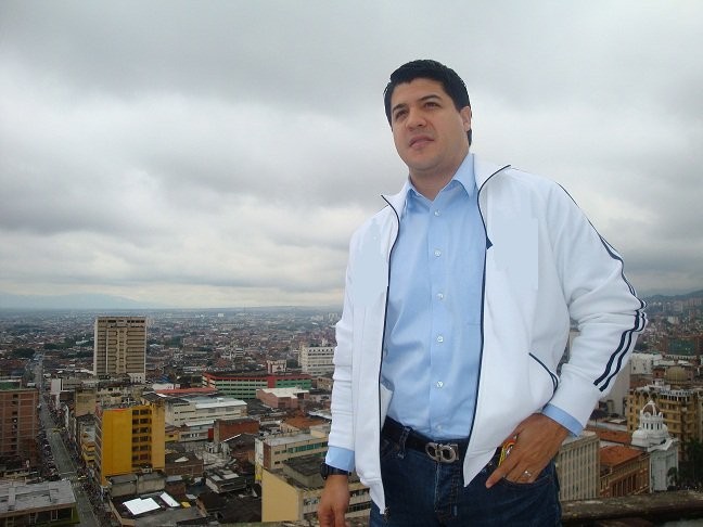 Según el resultado de la encuesta realizada por William Acero Arango W.A.A SAS, se destaca que en el Valle del Cauca el exconcejal de Cali Carlos Clavijo, sin tener aún aval de ningún partido, sorprende con el resultado, toda vez que se empieza a perfilar como el candidato que sigue a Clara Luz Roldán quien es la candidata de la Gobernadora Dilian Francisca Toro.