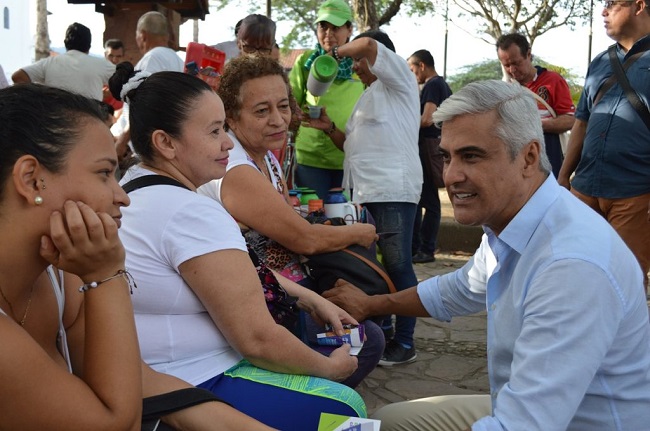 A tres días de las elecciones territoriales en Colombia, el candidato a la Gobernación de Santander por Cambio Radical, Elkin Bueno Altahona, renunció a su aspiración en la contienda electoral y anunció que deja en libertad a sus seguidores para que ejerzan el voto el domingo 27 de octubre.