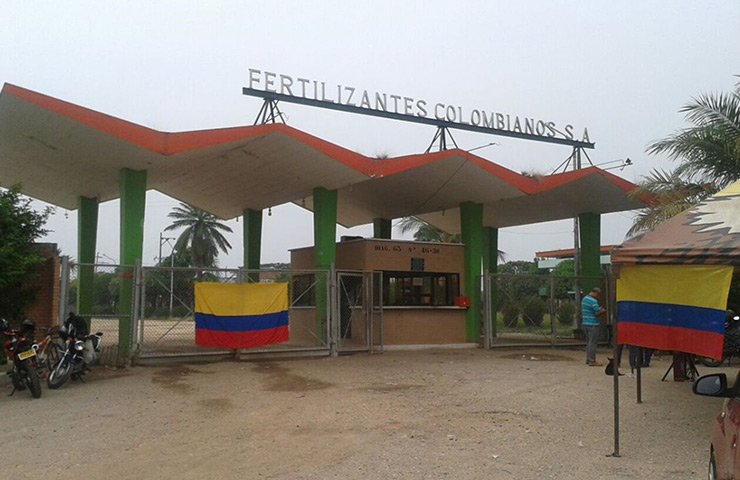 140 pensionados y 120 trabajadores de Fertilizantes Colombianos S.A, son víctimas de los incumplimientos por parte de la empresa, la cual no le paga a sus empleados activos, salarios desde hace treinta meses y a sus pensionados, les adeuda a la fecha 40 mesadas, por un valor aproximado de $2.400 millones.