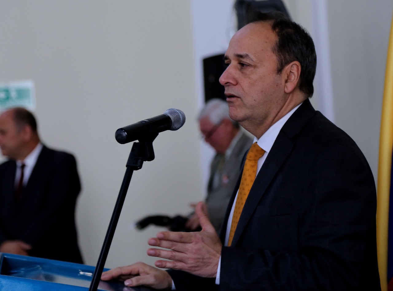 “Expreso mi voz de protesta en contra de la minería a gran escala en la línea de influencia del Páramo de Santurbán” afirmó en forma contundente el Presidente de la Comisión de Asuntos Exteriores y Defensa del Senado, Jaime Durán Barrera, quien hizo un llamado a todos los habitantes de Bucaramanga para que participen este viernes en la marcha contra la me-gaminería que se pretende instaurar y que acaba con el ecosistema que nutre de agua al al Gran Santander. 
