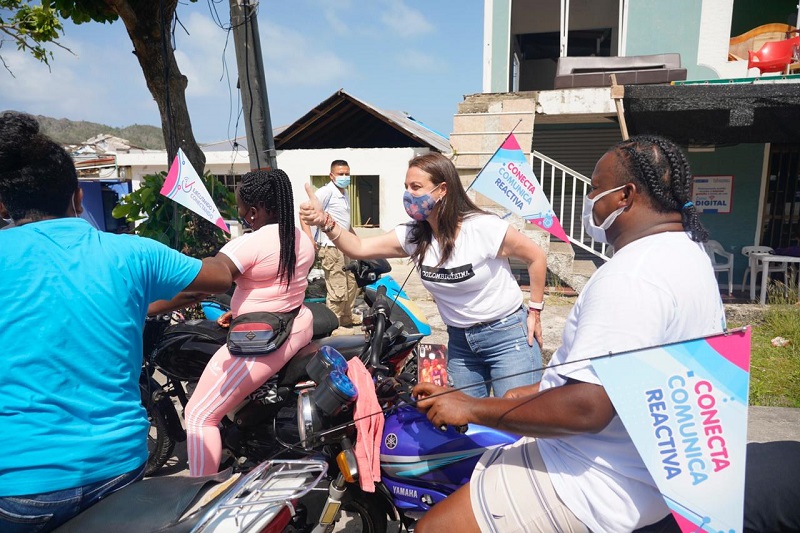 Durante su visita por Providencia, la ministra Abudinen recorrió la isla haciendo un perifoneo sobre la puesta en servicio de las zonas digitales y explicando a los isleños la forma como pueden conectarse.