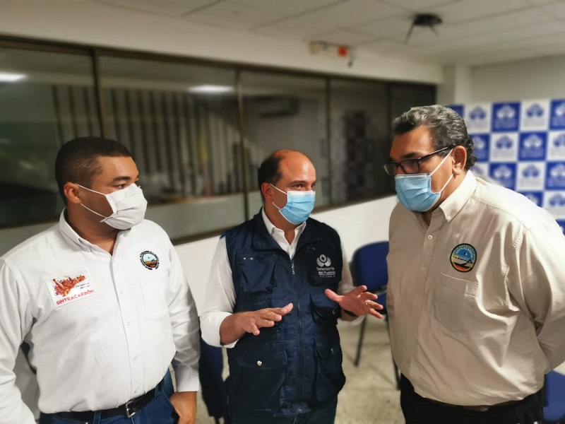 El Defensor del pueblo Carlos Camargo Asis, trabajó hasta la madrugada con el equipo de la Defensoría del Pueblo y los 7 integrantes del sindicato del Cerrejón en cabeza de su presidente Igor Díaz López, quienes aspiran este viernes reunirse con las directivas de la empresa, para tratar de llegar a puntos en común y poder levantar el paro que ya lleva 67 días y que ha perjudicado a más de 5 mil empleados y sus familias.