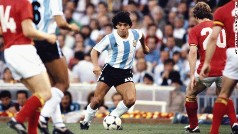 Cuando el 25 de noviembre de 2020 pasado el mediodía se conoció el fallecimiento (paro respiratorio) de Diego Armando Maradona, el planeta fútbol se conmocionó desde Argentina, pasado por España, Italia, Colombia y los Estados Unidos.