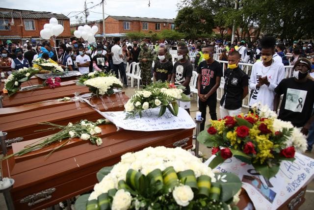 Es la realidad que vive el país y las cifras no mienten: además de los fallecimientos diarios por el contagio del coronavirus, cada 41 horas asesinan a un líder político o social y cada 5 días a un exguerrillero de las Farc, ahora partido los Comunes. Todo ello  demuestra que al cierre del mes de enero del 2021, ha sido el más violento desde la firma del fin del conflicto.