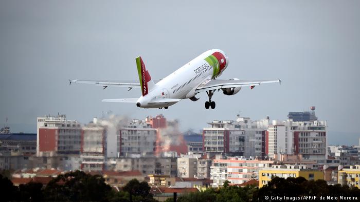 La Organización Mundial de la Salud (OMS) publicó un informe de difusión global con una serie de recomendaciones para limitar la exposición de las personas al ruido procedente del tráfico de vehículos, trenes, aviones, turbinas eólicas, conciertos musicales y audífonos, porque  el ruido "es uno de los principales riesgos, tanto para la salud mental como la física y el bienestar".
