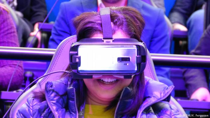 Teléfonos que se despliegan para alcanzar el tamaño de una tableta es la innovación de varias firmas en Barcelona, en donde abrió sus puertas el Congreso Mundial del Móvil (MWC).
