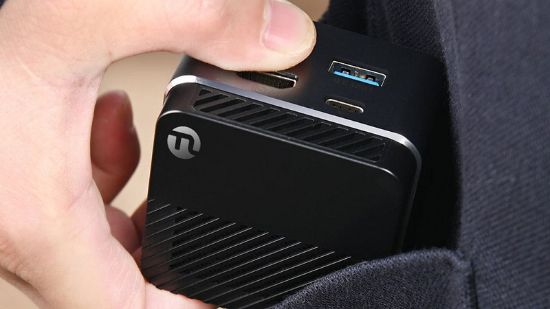 La empresa tecnológica china Ningmei, propiedad de la innovadora Xiaomi, lanzó su nueva Mini computadora personal Ningmei Rubik’s Cube Mini, que tiene el tamaño del archifamoso Cubo de Rubik, de 62 x 62 x 42 milímetros y cabe en un bolsillo.
