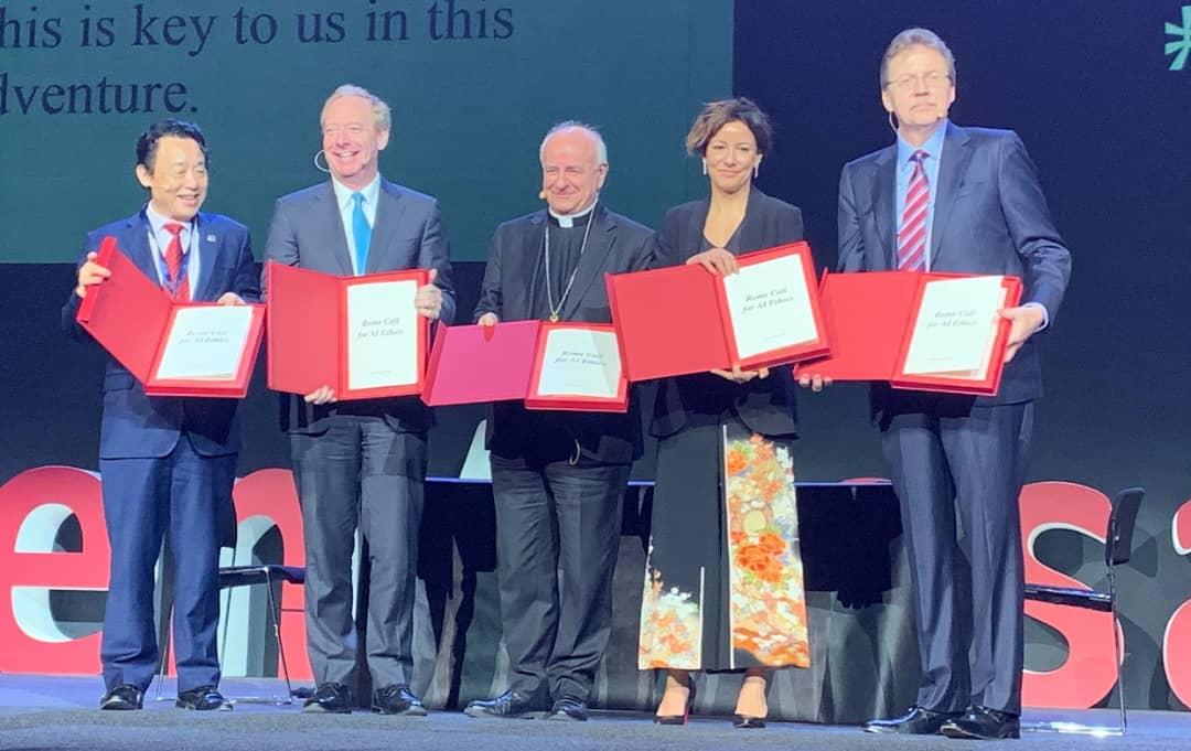 El Vicepresidente Ejecutivo de IBM, John Kelly III firmó, junto a representantes del Parlamento Europeo y la FAO, el Rome Call for AI Ethics, que ha sido establecido por la Academia Pontificia por la Vida y presentado al Papa Francisco.