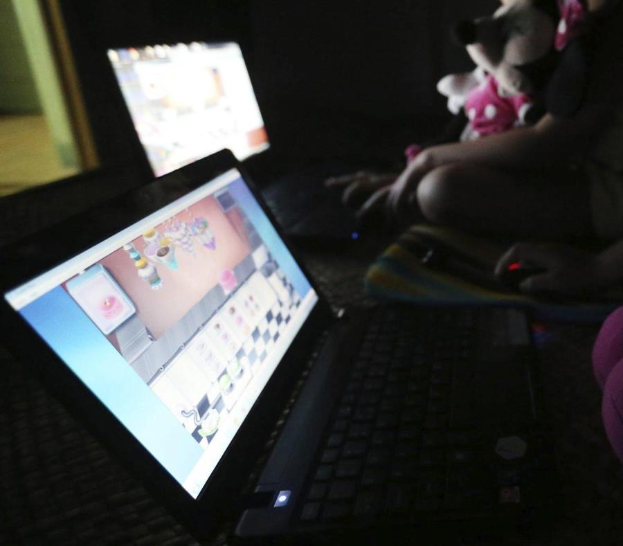 Las autoridades británicas estiman que existen unos 80.000 pederastas en el Reino Unido, que suponen una amenaza sexual para los niños a través de la red, situación que ha ido en aumento en los últimos años.